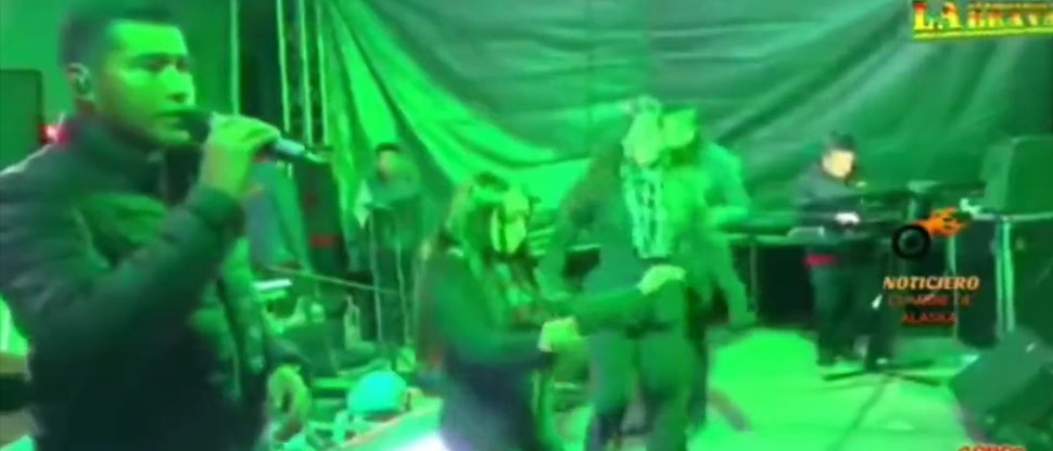 Este es el instante cuando vocalista de orquesta es herida de bala durante un concierto en Guatemala