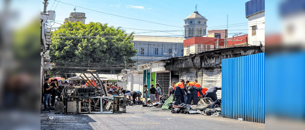 Esta es la hipótesis inicial del origen del incendio en puestos frente a Galería Central