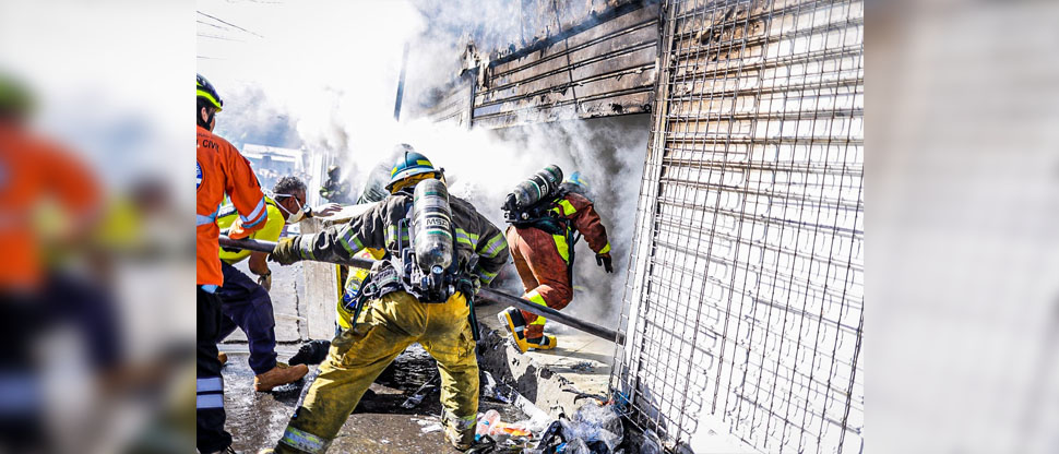 Sofocan incendio en ventas de ropa frente a Galería Central
