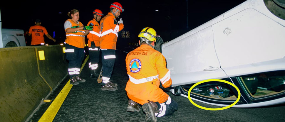 Encuentran latas de cerveza dentro de carro que volcó frente al parque Bicentenario