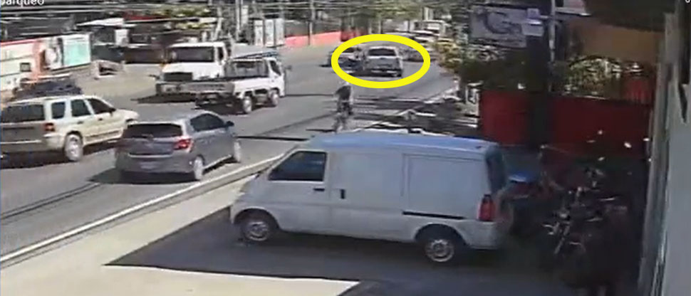 Captan cuando automovilista le echa el pick up de placas extranjeras a motociclista en San Miguel 