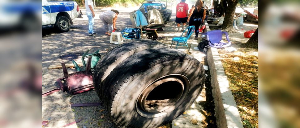 Adulto mayor resulta lesionado tras ser golpeado por llantas que se desprendieron de camión