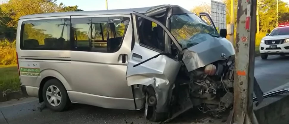 Motorista de microbús de transporte de personal se duerme y choca contra poste en calle a Nejapa