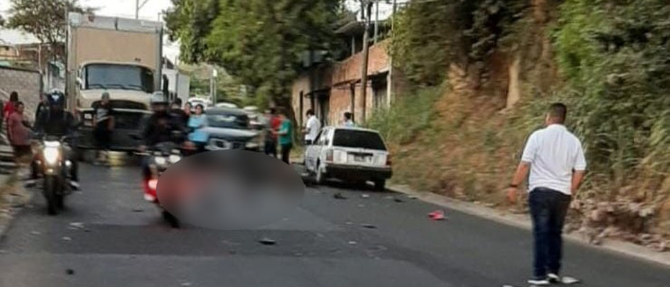 Motociclista que se conducía a excesiva velocidad choca contra camión y pierde la vida