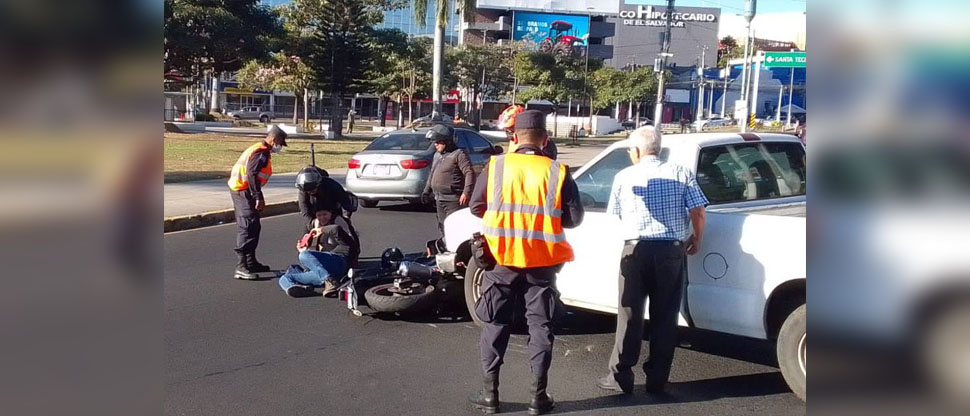 Motociclista y su acompañante quedan tendidos en el asfalto tras ser embestidos por pick up