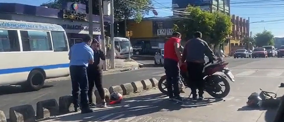 VIDEO: Motociclista atropella a peatón en la Alameda Juan Pablo II