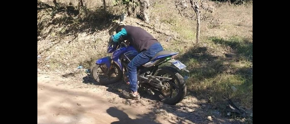 Ebrio se queda dormido sobre su motocicleta cuatro horas bajo el sol y no recuerda nada