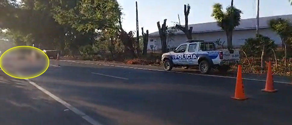 Motociclista fallece en accidente de tránsito y su cuerpo queda tendido en la carretera Litoral