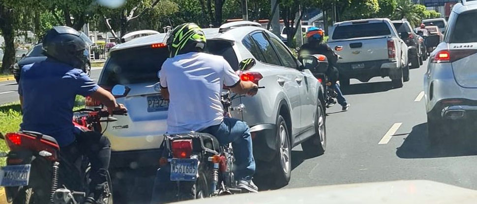 Captan a dos motociclistas que desde ya comienzan a acatar la nueva Ley de Transporte