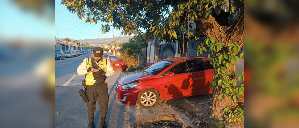 Multan a automovilistas por estacionarse en ejes preferenciales y en las aceras