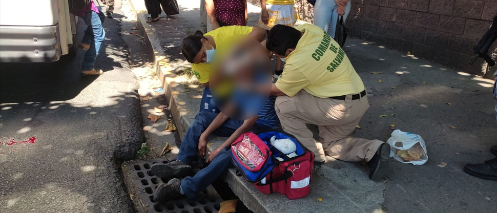Pasajero sufre diferentes lesiones tras caer de un microbús de la ruta 38-B