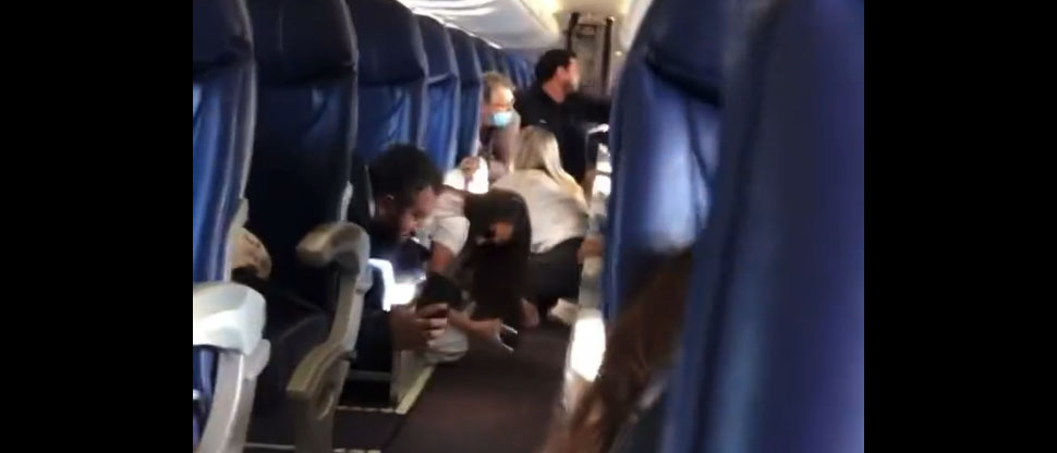 Pasajeros de vuelo de Aeroméxico se lanzan al piso tras ataque de comando de sicarios