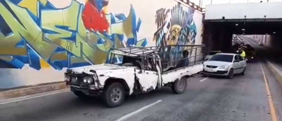 VIDEO: Pick up con la carrocería torcida remolca a automóvil más reciente que se quedó varado