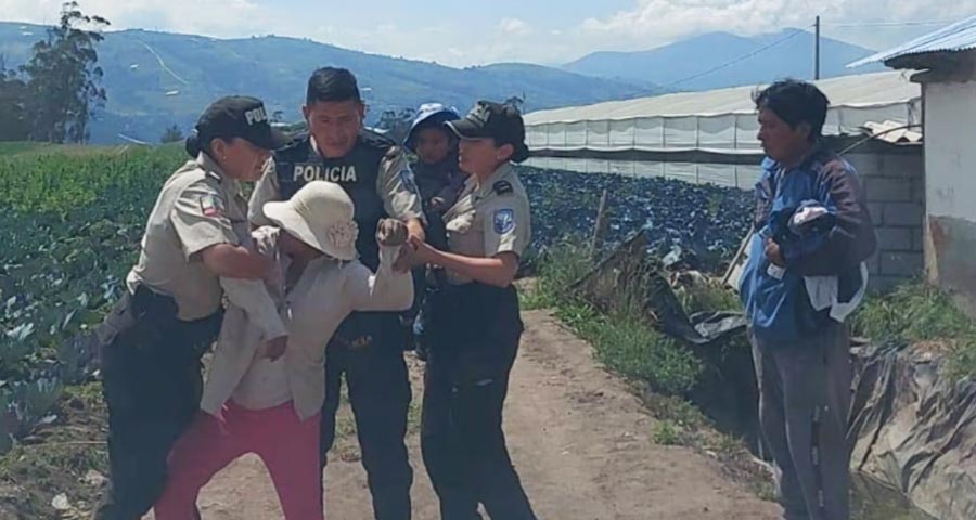 Detienen a mujer que fue captada golpeando a un niño en la calle en Ecuador