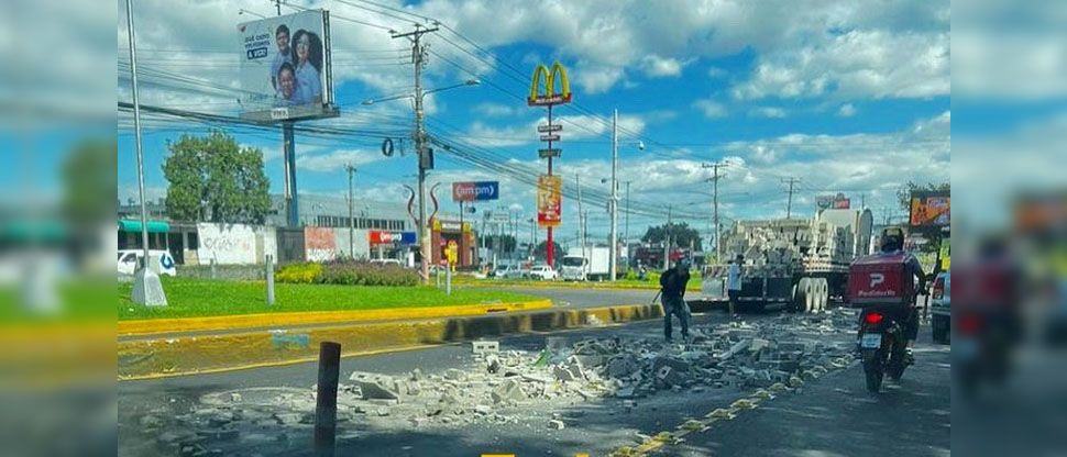 Rastra que transportaba bloques bota material en el bulevar de los Próceres