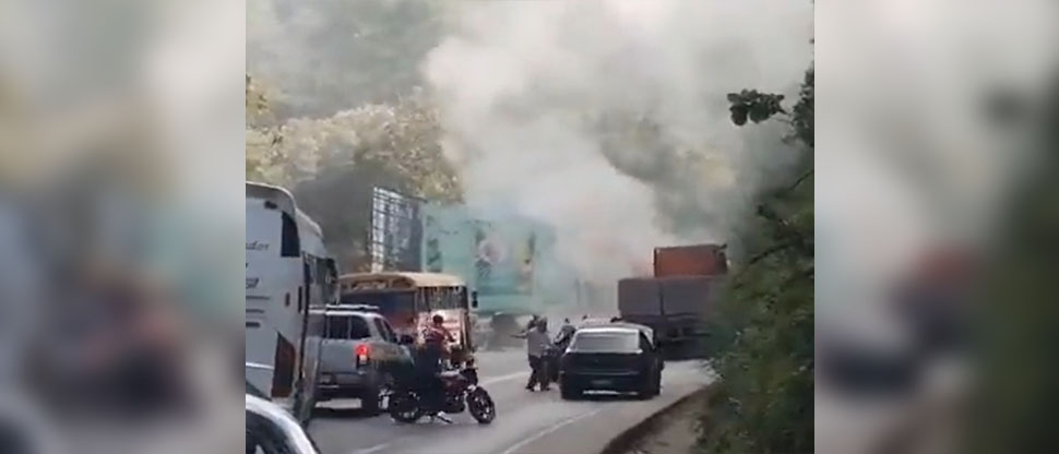 Rastra incendiándose paraliza el tráfico subiendo la carretera a Los Chorros
