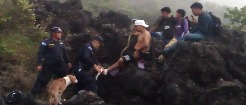 Rescatan a cuatro personas atrapadas en el volcán de Izalco