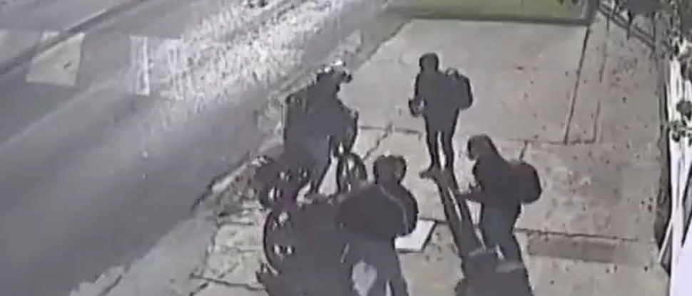 Joven guatemalteco defiende a su novia de ladrones y captura a un delincuente