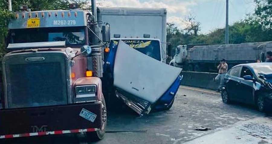 Múltiple accidente bloquea el paso en la carretera de Oro