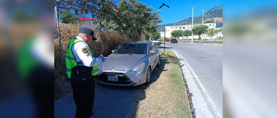 Sancionan a automovilistas que se estacionan en las aceras y ejes preferenciales