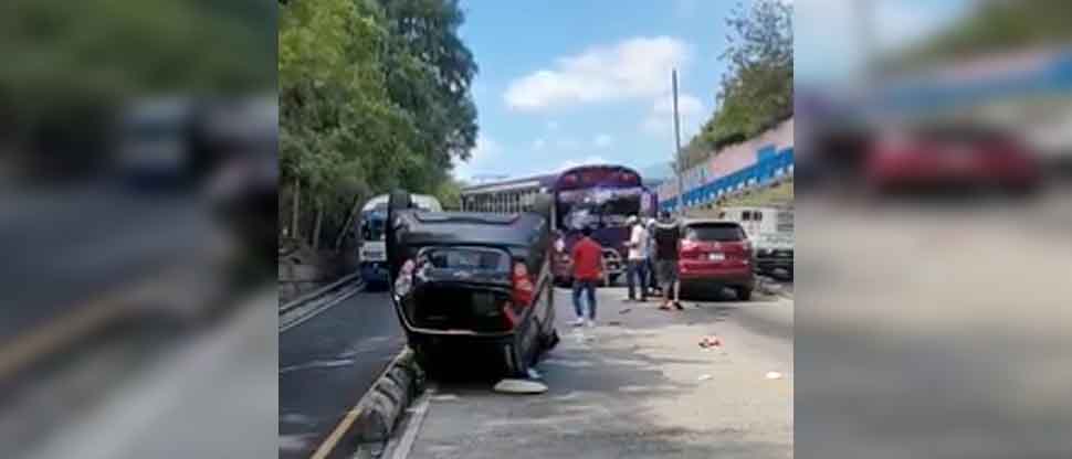 Reportan vehículo volcado tras triple accidente en Alameda Juan Pablo II, San Salvador