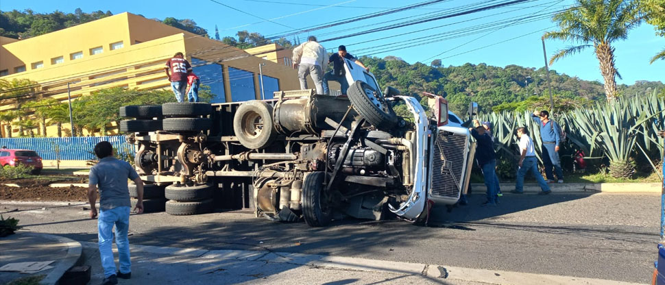 Camión de volteo experimenta fallas en los frenos y vuelca en el redondel Holcim