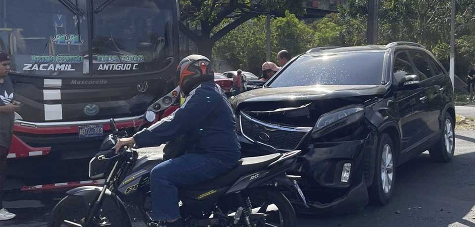 Fuerte choque entre bus y camioneta deja una persona lesionada