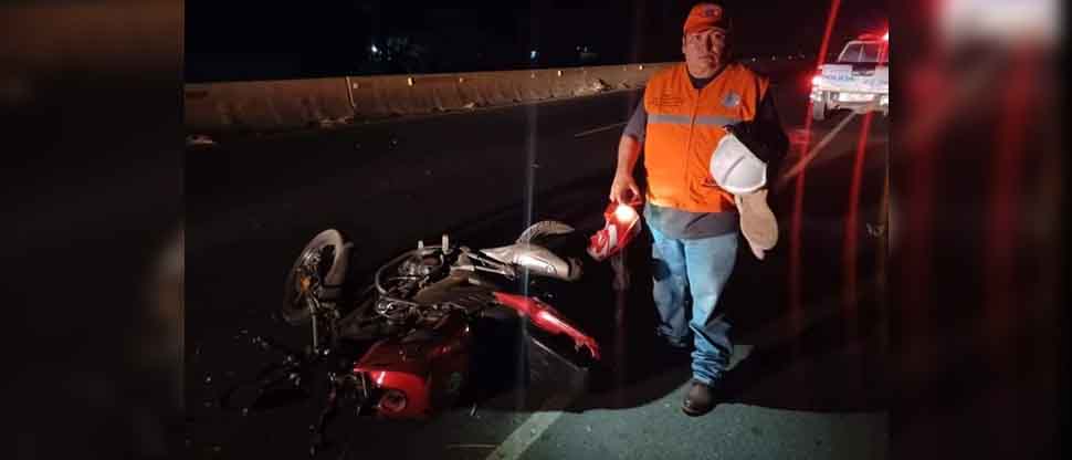Conductor huye tras atropellar a padre e hija que se conducían en motocicleta