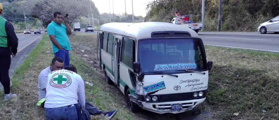 Aparatoso accidente deja al menos cuatro lesionados en carretera a Comalapa