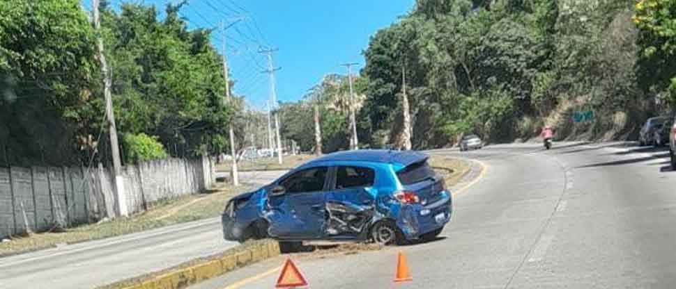 Conductor pierde el control y se accidenta en carretera al Puerto de La Libertad