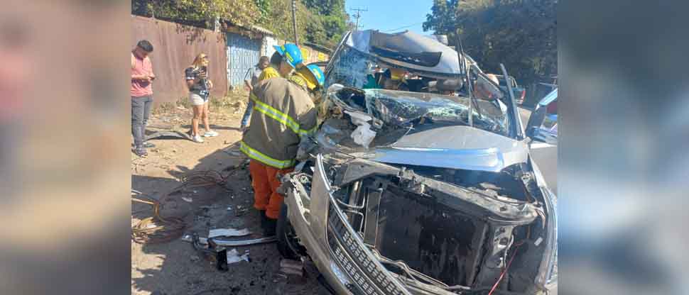 Reportan dos personas atrapadas tras aparatoso accidente de tránsito en carretera Litoral