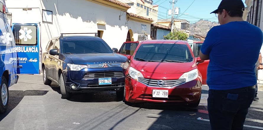 Mujer de 83 años resulta lesionada tras aparatoso accidente en Santa Ana