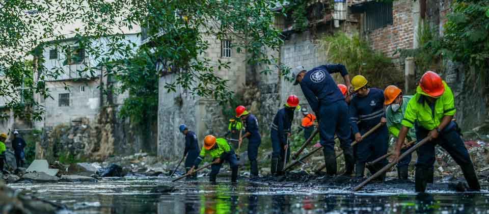 Alcaldía de San Salvador realiza plan de limpieza de ríos y quebradas