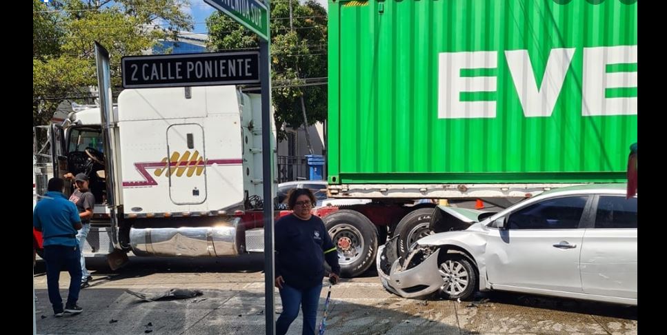 Conductor se pasa la señal de alto y choca contra un furgón en Santa Tecla