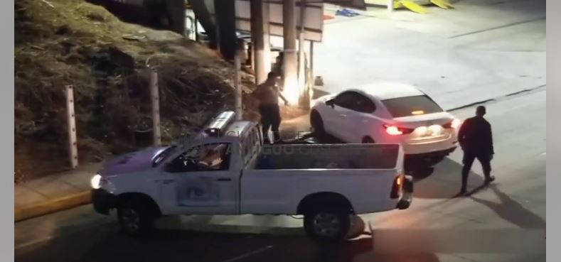 Graban a conductor ebrio que iba en sentido contrario e intentó huir de las autoridades en Antiguo Cuscatlán
