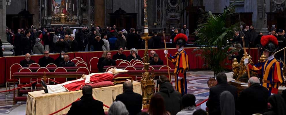 Miles de fieles católicos llegan a despedir a Benedicto XVI