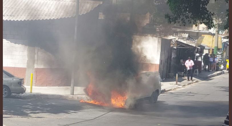 Carro se quema esta tarde en Soyapango