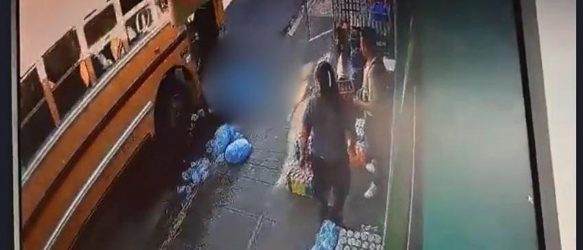 Captan el momento en que busero atropella a un repartidor de agua en Soyapango