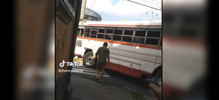 VIDEO: Hombre «distraído» intenta pasar la calle y se cae mientras cruzaba un autobús