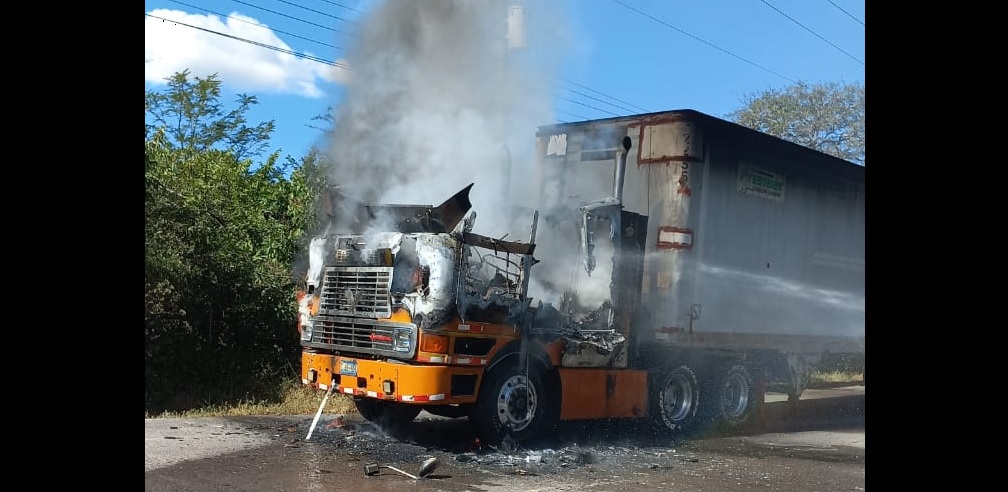 Cabezal es consumido por las llamas en La Unión