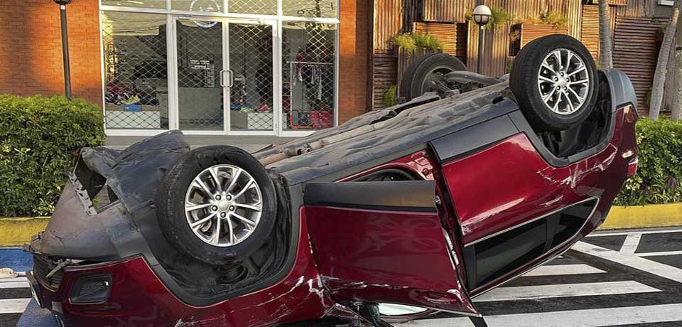Conductor vuelca y abandona su camioneta en Zona Rosa de San Salvador