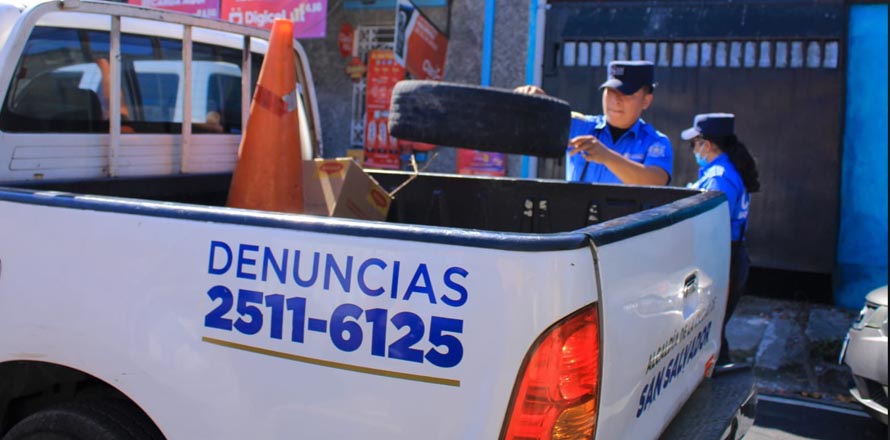 Retiran obstáculos que eran utilizados para reservar parqueos en calles de San Salvador