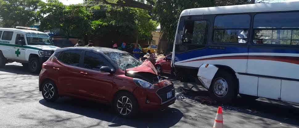 Busero y conductor protagonizan fuerte accidente en avenida Bernal, San Salvador