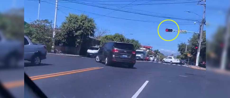 VIDEO:  Conductor pudo ocasionar una tragedia al realizar giro indebido y con semáforo en rojo
