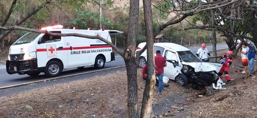 Conductor que venía «distraído» provoca la muerte de una persona y 2 lesionados