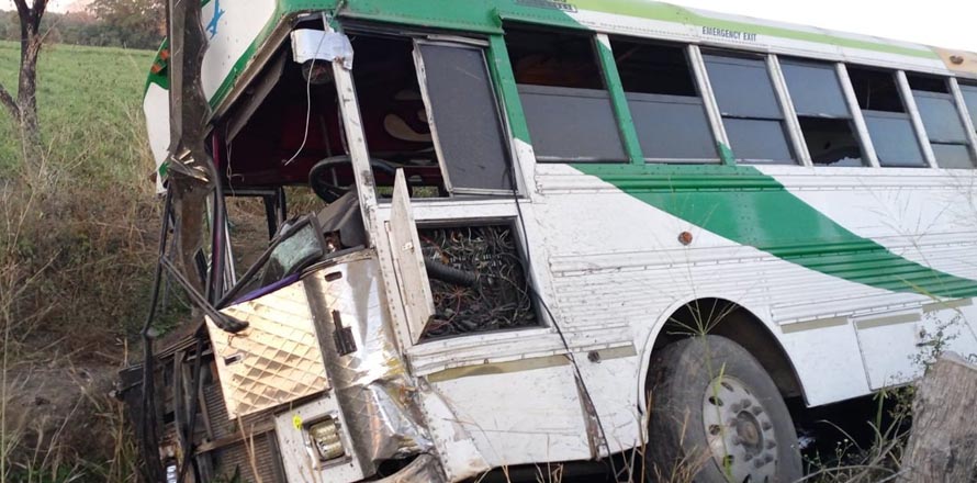Un fallecido y varios lesionados tras choque frontal entre dos autobuses
