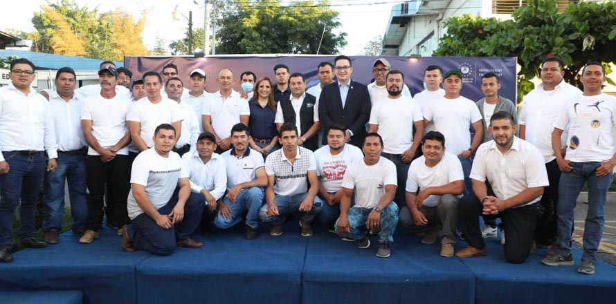 Parte nuevo contingente de trabajadores salvadoreños con destino a Canadá