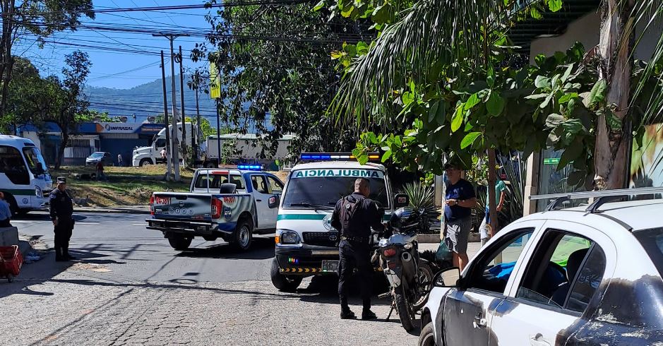 Hombre muere tras recibir fuerte descarga eléctrica mientras cortaba un árbol