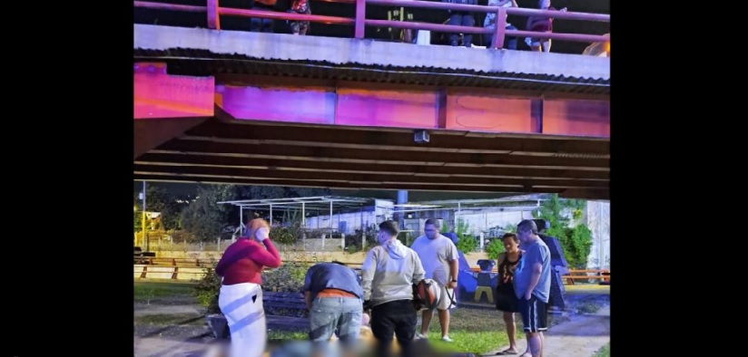 Conductor cae del paso a desnivel Hermano Lejano, esta madrugada
