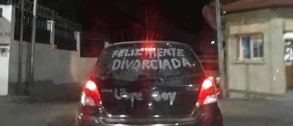 “Libre soy”: Conductora anuncia que está “felizmente” divorciada y lo celebra por las principales calles